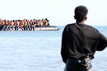 Rescatados 157 migrantes de un buque en llamas en el canal de la Mancha