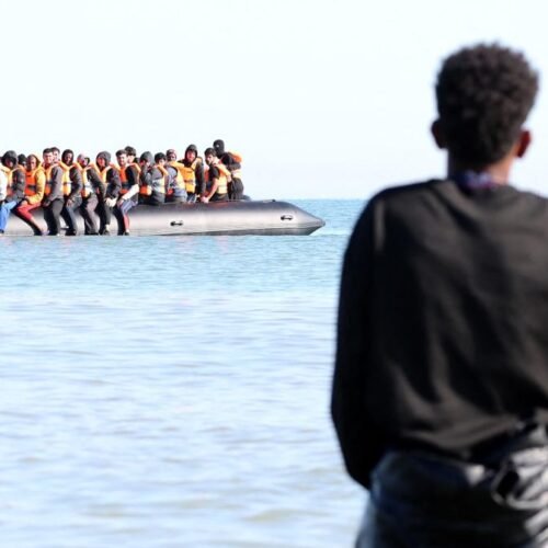 Rescatados 157 migrantes de un buque en llamas en el canal de la Mancha