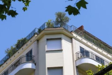 Así es el ático de cinco dormitorios con baño y terraza exclusiva comprado por el Gobierno de Ayuso