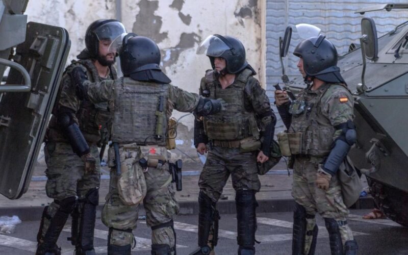 Defensa cancela todos los permisos de militares desplegados en Ceuta ante la posibilidad de un nuevo salto masivo