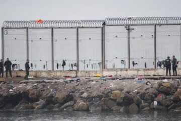 La Fiscalía de Tetuán procesa a 25 personas por organizar la avalancha de migrantes que cruzó a Ceuta