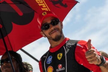 Hamilton convierte su pasión por los cromos en su nuevo negocio