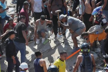 Rescatistas sacan con vida a una madre y su bebé de entre los escombros en Cali tras el devastador terremoto en Colombia
