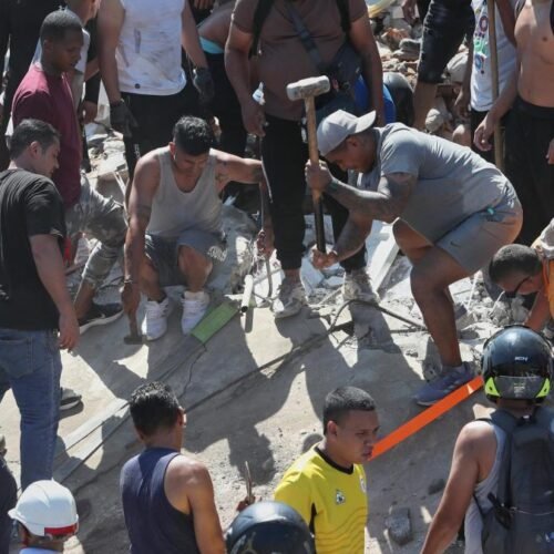 Rescatistas sacan con vida a una madre y su bebé de entre los escombros en Cali tras el devastador terremoto en Colombia