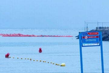 Interior instala en el dique sur de Melilla una barrera flotante en el mar como en Ceuta