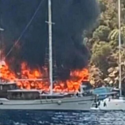 Evacuados 115 pasajeros de un barco turístico incendiado en la costa de Turquía