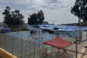 Un techo de plástico creado por vecinos para proteger a niñas migrantes desatendidas en Ceuta