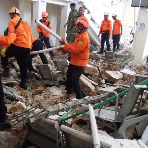 Al menos 38 muertos tras un terremoto de 7,7 de magnitud en Indonesia
