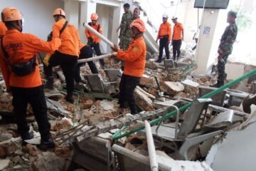 Al menos 40 muertos tras un terremoto de magnitud 7,7 magnitud en Indonesia