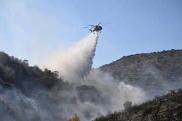 Dos muertos y cuatro heridos en un incendio en la isla de Salamina en Grecia