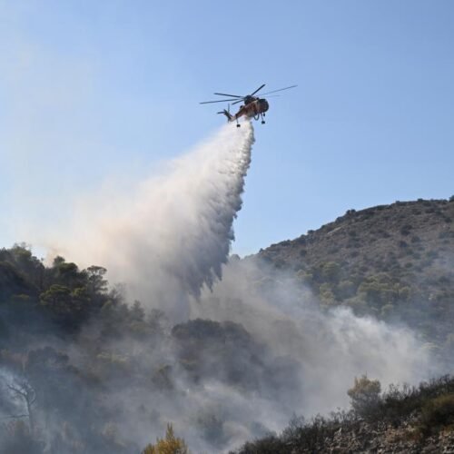 Dos muertos y cuatro heridos en un incendio en la isla de Salamina en Grecia