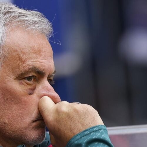 ¿Qué le ha pasado a Mourinho en el ojo? El motivo por el que apareció con un enorme moratón ante el Schalke