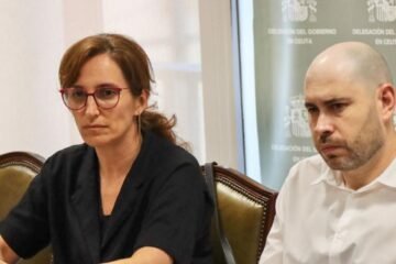 Sanidad y comunidades acuerdan enviar 25.000 vacunas a Ceuta
