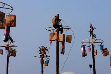 Indonesios desafían a la gravedad para celebrar su independencia: así es la carrera de los postes engrasados