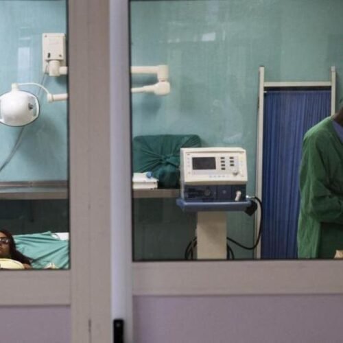 La asfixia de los médicos en Cuba: “No duermo pensando en si los pacientes habrán sobrevivido”