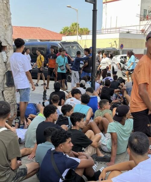 Sanidad convoca el lunes a las comunidades autónomas para suministrar vacunas a Ceuta