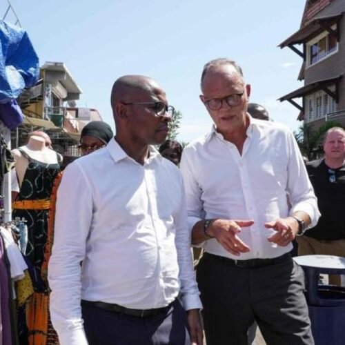 Un presidenciable francés propone un centro de internamiento de migrantes en África