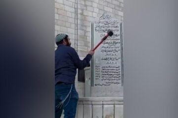 Un parlamentario israelí vandaliza un monumento palestino en Cisjordania escoltado por el Ejército