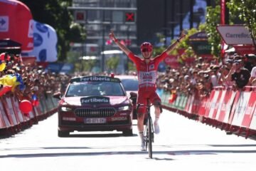 Pogacar revienta La Vuelta al cuarto día con su mayor exhibición en solitario