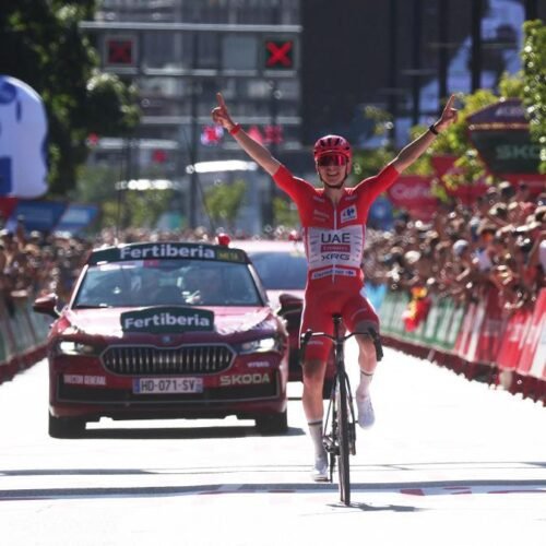 Pogacar revienta La Vuelta al cuarto día con su mayor exhibición en solitario