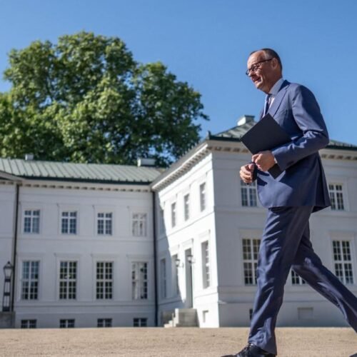 Friedrich Merz ante el peligro: el canciller de Alemania afronta la pujanza de la ultraderecha debilitado por las crisis de agosto