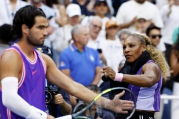 Alcaraz vuelve a sonreír 133 días después junto a Serena Williams al más puro estilo NBA