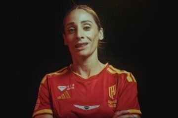 La campeona mundial Esther González esconde las imágenes de su mujer e hijo tras irse a Arabia