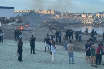 Crece la tensión en Ceuta con grupos de vecinos quemando campamentos de inmigrantes