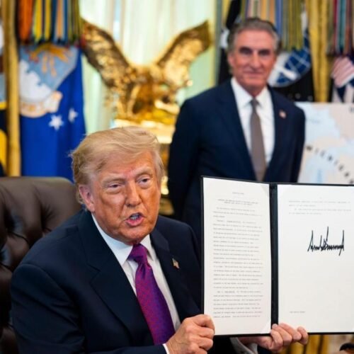 Trump firma una orden ejecutiva para cambiar el nombre del lago Ontario por “América”