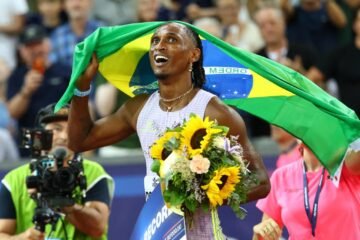 Alison Dos Santos bate el récord del mundo de los 400 metros vallas con 45.80