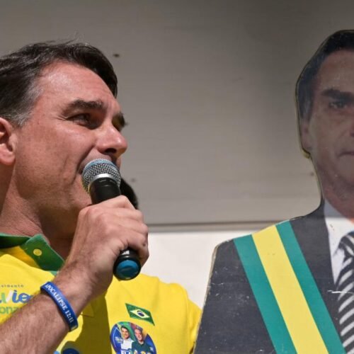 Jair Bolsonaro protagoniza desde su casa-cárcel la campaña de su hijo