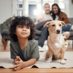 Perros vs niños: ¿por qué se relaciona el aumento de las mascotas con la bajada de la natalidad?
