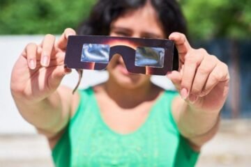 Gafas para ver el eclipse solar del 12 de agosto: todo sobre su uso correcto