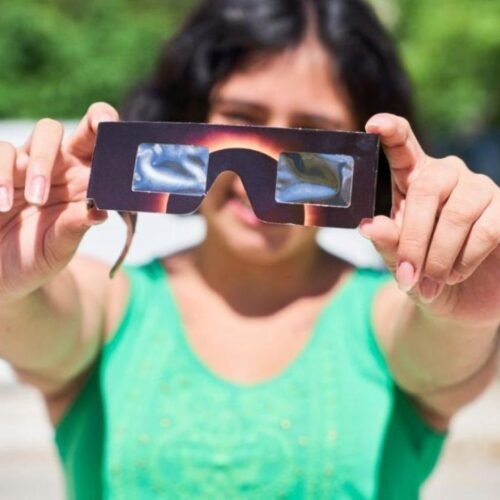 Gafas para ver el eclipse solar del 12 de agosto: todo sobre su uso correcto