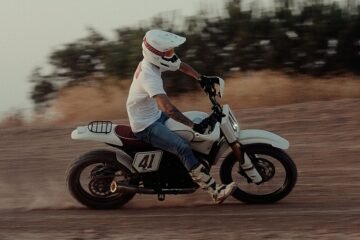 ‘Miura’, la Triumph Scrambler 400 XC que rinde homenaje a la Selección Española