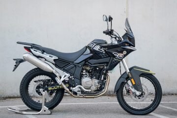 El mítico ‘dedo rampante’ vuelve a rodar: Bultaco reaparece con la nueva Rally GT 300