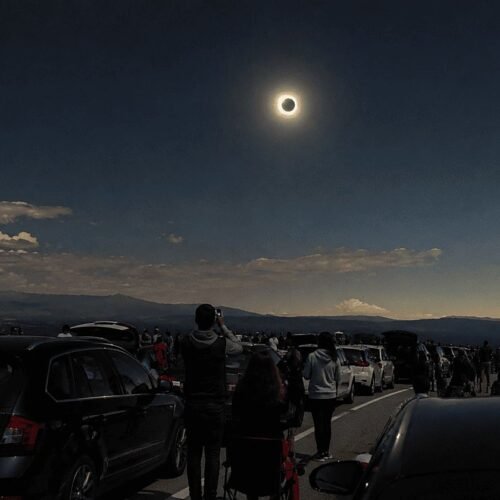 No uses el coche como mirador del eclipse solar: la DGT te puede multar