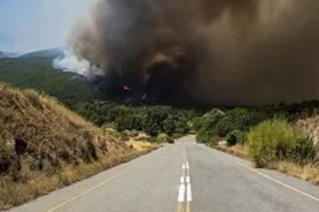 El peligro que no avisa en la carretera: ¿qué hacer si te cruzas con un incendio forestal?