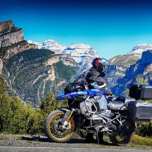 Las carreteras más impresionantes para recorrer en moto este verano