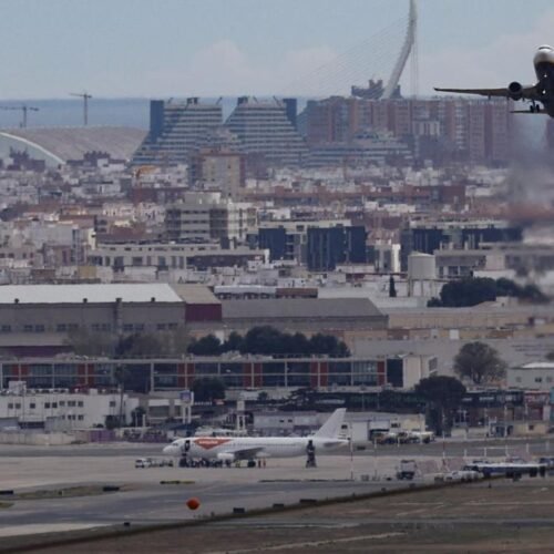 Compromís presiona a Sánchez y pide que el Gobierno no amplíe el aeropuerto de Manises