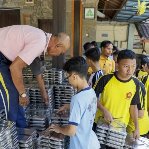 Medio millar de niños hospitalizados en Indonesia tras ingerir comida escolar gratuita