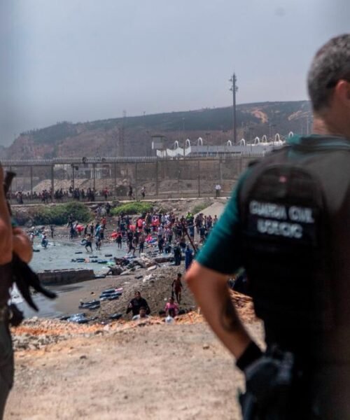 21 migrantes detenidos por lanzar piedras a militares y guardias civiles en Ceuta