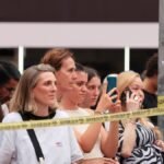 La policía tirotea a una mujer que blandía dos cuchillos tras matar a una persona y herir a otra en Times Square