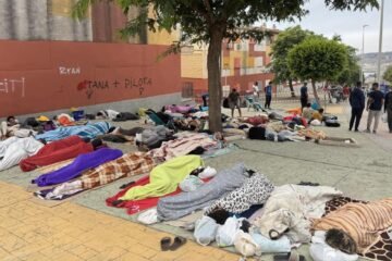 Vivir sobre un asentamiento de inmigrantes con miedo a estallar: “Somos españoles de segunda”