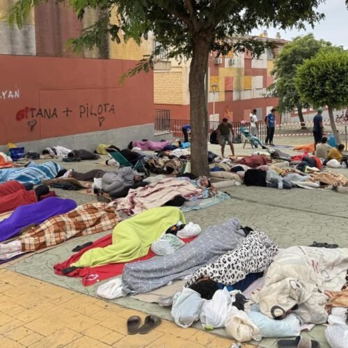Vivir sobre un asentamiento de inmigrantes con miedo a estallar: “Somos españoles de segunda”