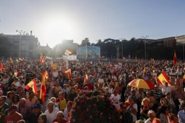 Una protesta apoyada por PP y Vox señala a Sánchez por traición