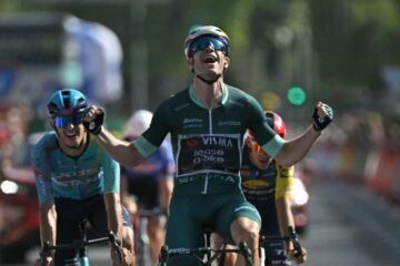 Van Aert repite triunfo en una etapa recortada por el calor extremo