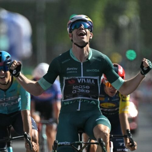 Van Aert repite triunfo en una etapa recortada por el calor extremo