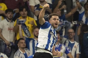 Un cabezazo de Marcos Fernández salva un punto de milagro para el Espanyol