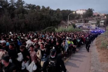 La Policía traslada a 864 migrantes que pernoctaban en la calle a un nuevo centro de acogida en Ceuta